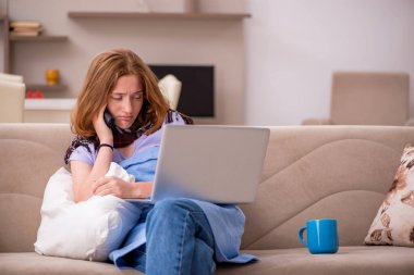 Genç bir kadın kendini kötü hissediyor.