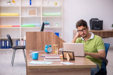 Genç tasarımcı ofiste çalışıyor.