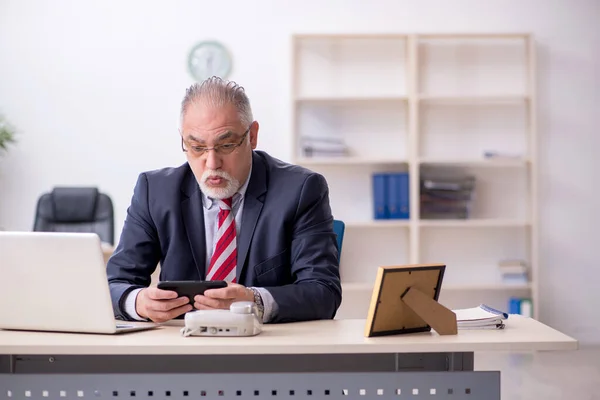 Velho Empresário Empregado Que Trabalha Escritório — Fotografia de Stock