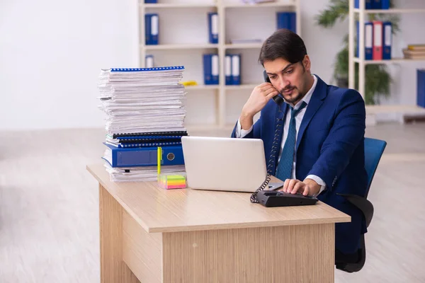 Jovem Empresário Empregado Muito Trabalho Escritório — Fotografia de Stock