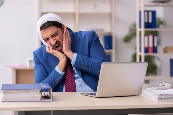 Giovane Impiegato Affari Che Soffre Mal Denti Sul Posto Lavoro — Foto Stock