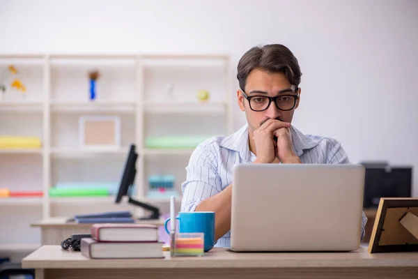 Empleado Joven Empresario Que Trabaja Oficina — Foto de Stock