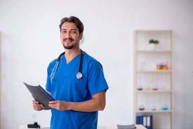 Hastanede çalışan genç bir doktor.