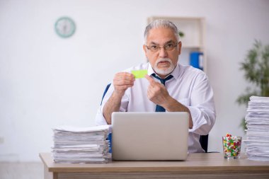 İş yerinde acı çeken eski bir işadamı