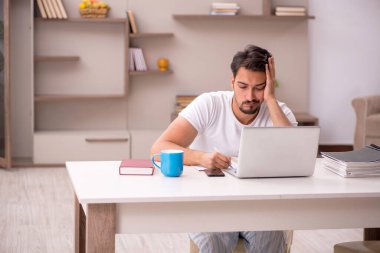 Salgın sırasında evden çalışan genç bir işadamı