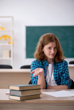 Sınavlara hazırlanan kız öğrenci.