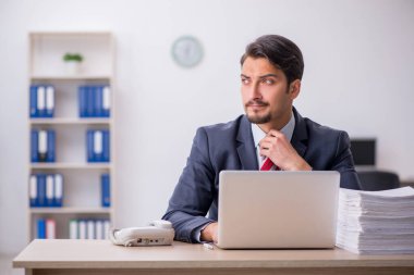 Ofiste çalışan genç işadamı.