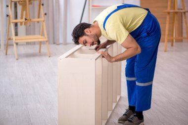 Atölyede çalışan genç marangoz.