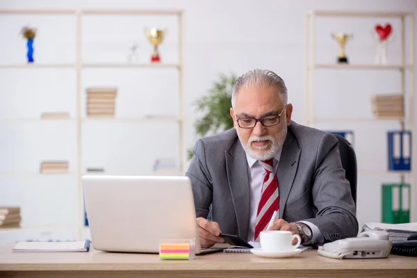 Alter Buchhalter Arbeitet Arbeitsplatz — Stockfoto