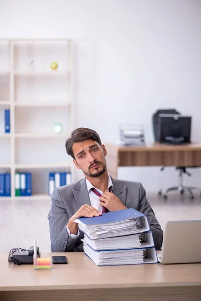 Jungunternehmer Arbeitet Arbeitsplatz — Stockfoto