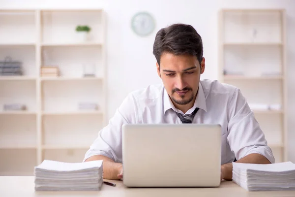 Empleado Joven Empresario Descontento Con Trabajo Excesivo Oficina — Foto de Stock