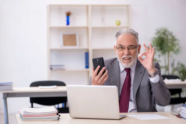 Oude Werknemer Werkzaam Het Kantoor — Stockfoto