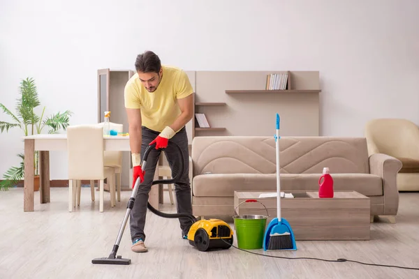 Νεαρός Καθαριστής Καθαρίζει Σπίτι — Φωτογραφία Αρχείου
