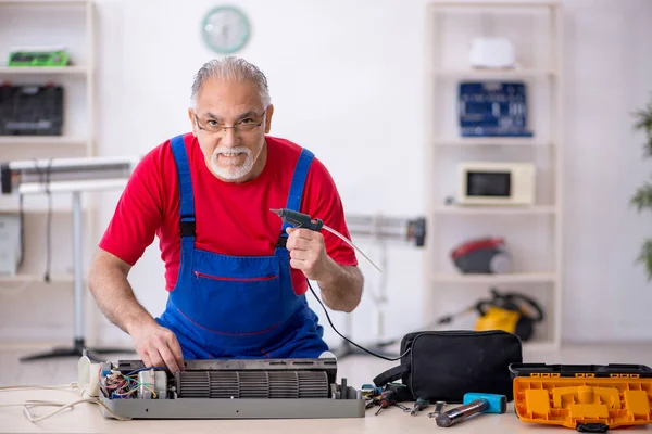 Starý Opravář Vzduchu Opravuje Klimatizaci — Stock fotografie