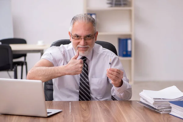 Yaşlı Erkek Çalışanlar Ofiste Kendilerini Kötü Hissediyorlar — Stok fotoğraf