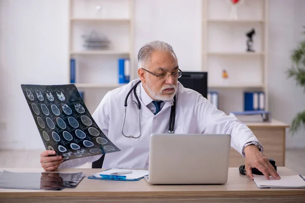 Ηλικιωμένοι Άνδρες Ακτινολόγος Γιατρός Που Εργάζονται Στην Κλινική — Φωτογραφία Αρχείου