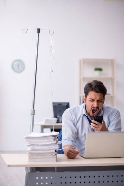 İş yerinde acı çeken genç bir işadamı