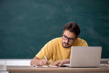 Telekulasyon konseptinde genç öğrenci