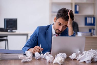 Beyin fırtınası konseptinde genç işadamı