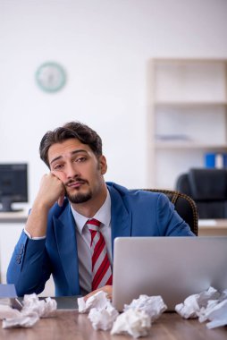 Beyin fırtınası konseptinde genç işadamı