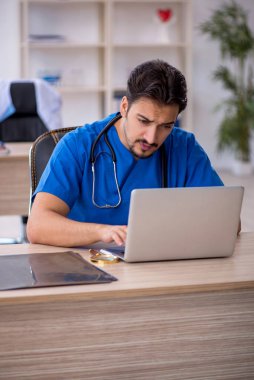 Klinikte çalışan genç bir doktor.