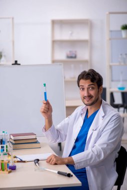 Laboratuvarda çalışan genç bir kimyager.