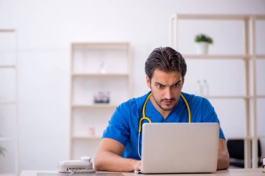 Teletıp konseptinde genç doktor