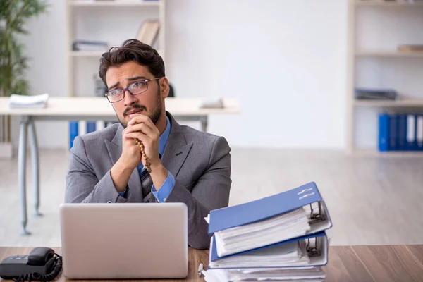 Ung Affärsman Anställd Missnöjd Med Överdrivet Arbete Kontoret — Stockfoto