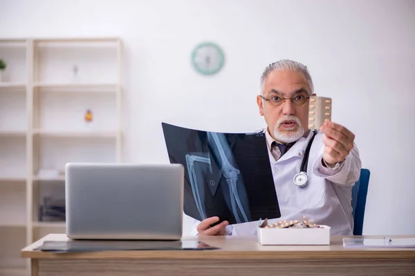 Vecchio Medico Radiologo Maschile Che Lavora Clinica — Foto Stock