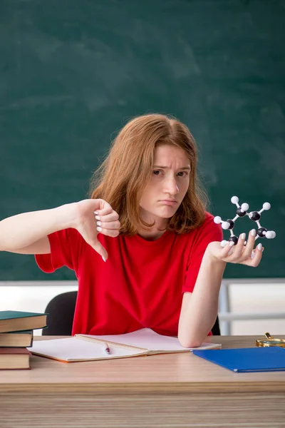 Estudiante Química Preparándose Para Exámenes Aula —  Fotos de Stock