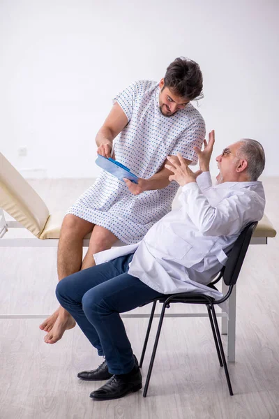 Viejo Médico Psiquiatra Examinando Joven Paciente Masculino — Foto de Stock