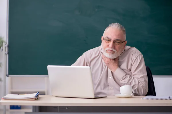 Vieux Professeur Devant Tableau Noir — Photo