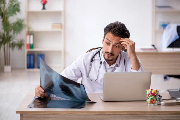 Radiólogo Médico Joven Que Trabaja Clínica —  Fotos de Stock