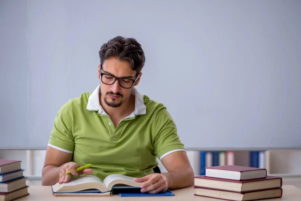 Jovem Estudante Preparando Para Exames Sala Aula — Fotografia de Stock