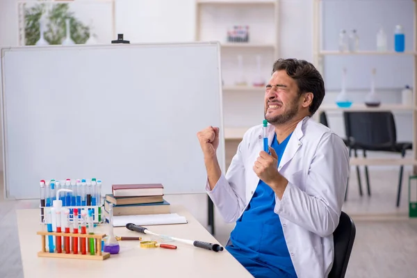 Jonge Chemicus Werkt Het Lab — Stockfoto