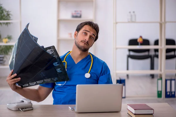 Jovem Médico Radiologista Que Trabalha Clínica — Fotografia de Stock