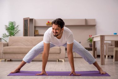 Genç adam sabahları spor yapıyor.