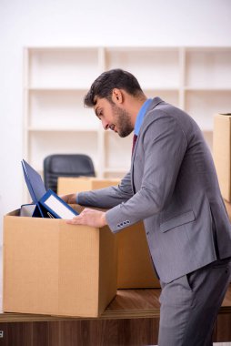 Ofis taşıma konseptinde genç işadamı