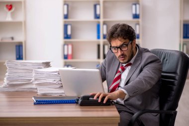 Genç işadamı ofisteki aşırı işten memnun değil.