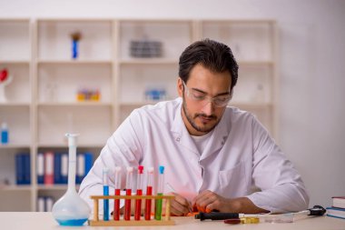 Laboratuvarda çalışan genç bir kimyager.