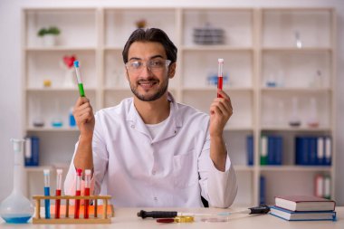 Laboratuvarda çalışan genç bir kimyager.