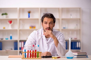 Laboratuvarda çalışan genç bir kimyager.