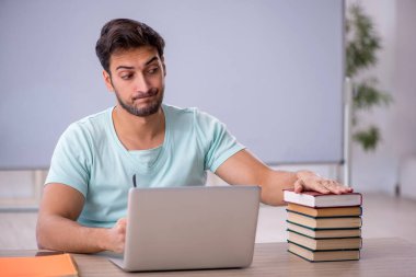 Telekulasyon konseptinde genç öğrenci