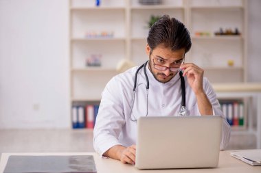 Teletıp konseptinde genç doktor