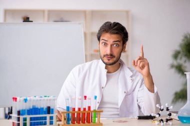 Laboratuvarda çalışan genç bir kimyager.