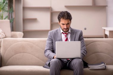 Salgın sırasında evden çalışan genç bir işadamı