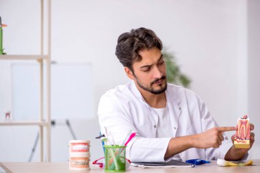 Klinikte çalışan genç bir dişçi.