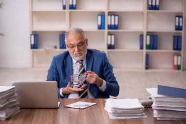 E-ticaret konseptinde eski bir işadamı