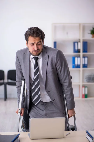 Junger Geschäftsmann Nach Autounfall Büro — Stockfoto