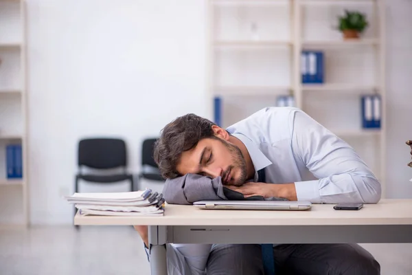 Giovane Imprenditore Dipendente Nel Concetto Dormire Troppo — Foto Stock